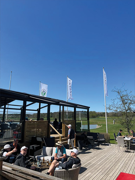 Inglasad uteservering på golfbana